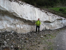 Klaus steht vor einer fnf Meter hohen Schneewand. 10.06.2009
