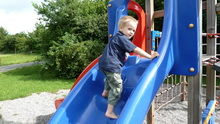Nik auf der Rutsche. (24.08.2010)