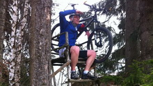 Wo ist der Weg?. Klaus mit dem Radl auf einem Hochsitz (03.04.2012)
