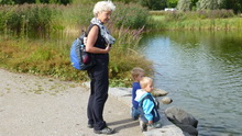 Mit den Enkelkindern beim Enten Fttern (15.08.2012)