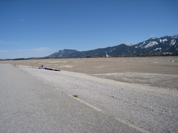 Der Forggensee führt im Winter nur wenig Wasser.