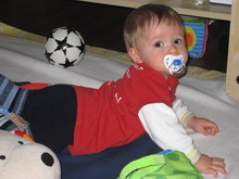 Nik kann sich auf dem Boden mit den Hnden entlangziehen Feb. 2008.